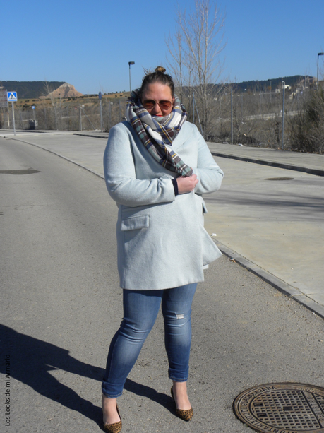 http://www.loslooksdemiarmario.com/2015/02/pastel-blue-coat-outfit.html