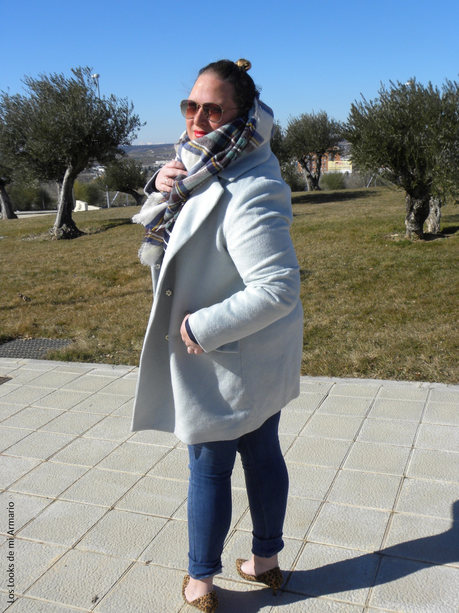 http://www.loslooksdemiarmario.com/2015/02/pastel-blue-coat-outfit.html