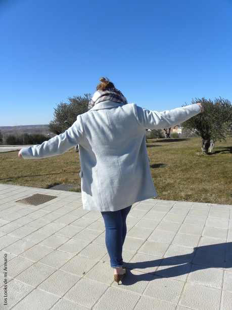 http://www.loslooksdemiarmario.com/2015/02/pastel-blue-coat-outfit.html