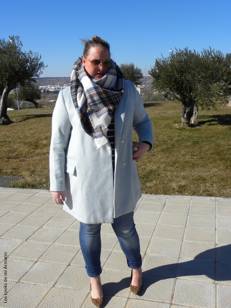 http://www.loslooksdemiarmario.com/2015/02/pastel-blue-coat-outfit.html