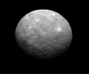 Ceres observado el 4 de febrero por Dawn. En su superficie se observa puntos brillantes. Crédito: NASA/JPL-Caltech/UCLA/MPS/DLR/IDA.