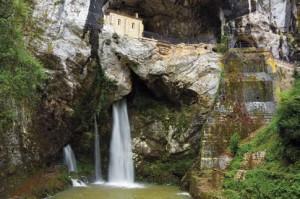 La leyenda de Don Pelayo y la batalla de Covadonga. Cascada de Covadonga