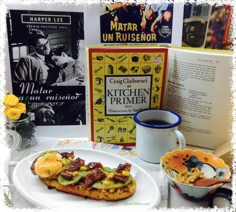 Tosta de crema de maíz con bacón, yema y tomate verde frito