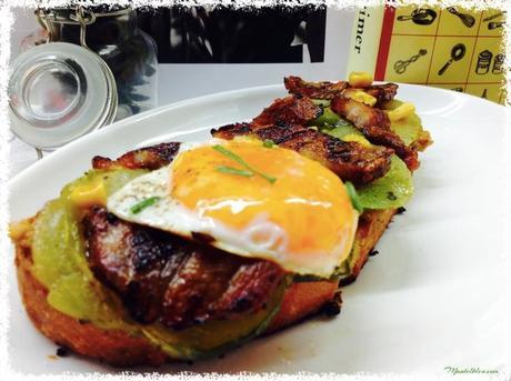 Tosta de crema de maíz con bacón, yema y tomate verde frito