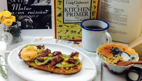 Tosta de crema de maíz con bacón, yema y tomate verde frito