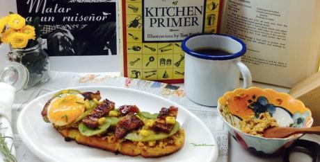 Tosta de crema de maíz con bacón, yema y tomate verde frito