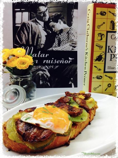 Tosta de crema de maíz con bacón, yema y tomate verde frito