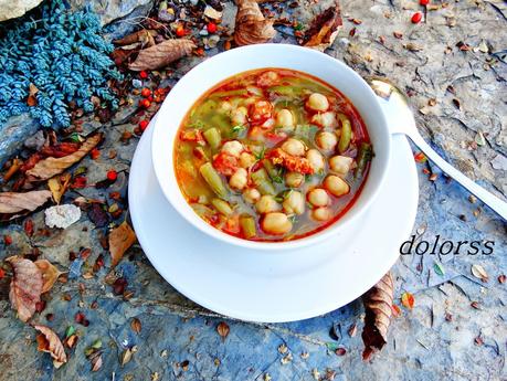 Potaje caldoso con judías verdes, garbanzos y chorizo