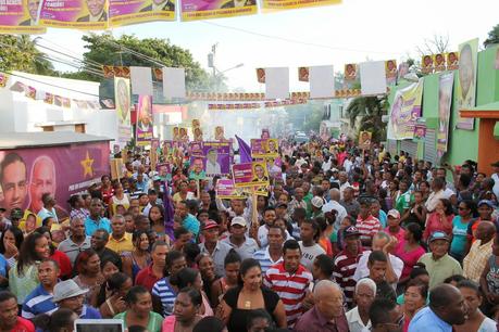 Multitud gigante respalda a Diego Aquino en Neiba.