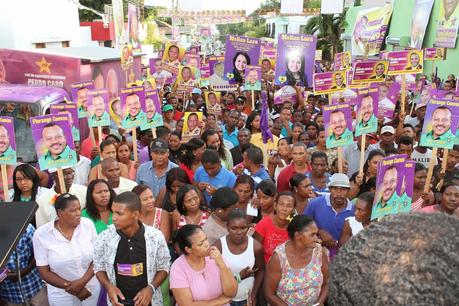 Multitud gigante respalda a Diego Aquino en Neiba.