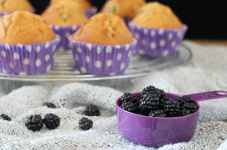 Muffins de moras silvestres con glaseado de limón