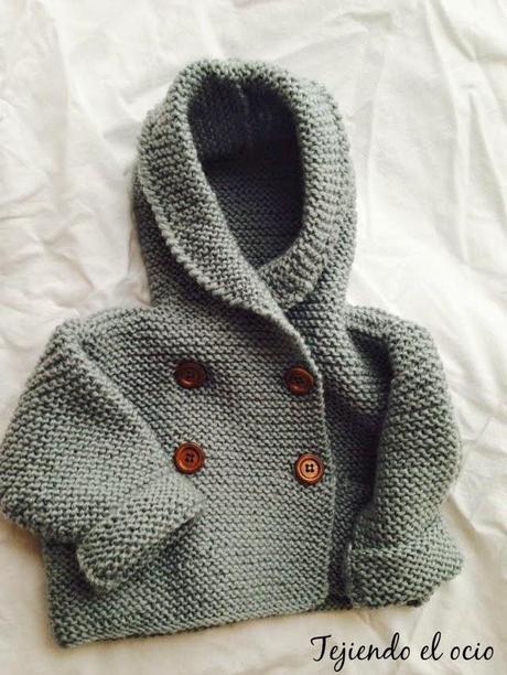 Chaqueta cruzada con capucha