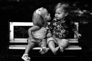 ¡A dormir! Los 10 errores más comunes de mamá y papá. ni-C3-B1as-peque-C3-B1as-besandose