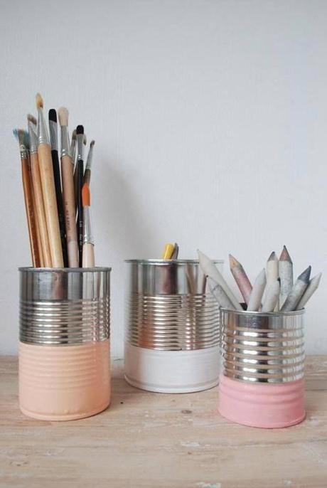 Latas recicladas como lapiceros con pintura pastel