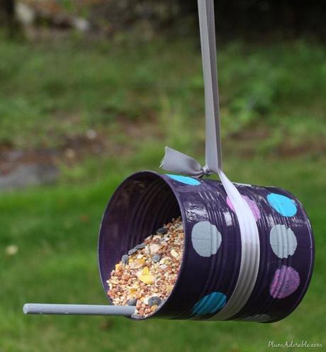 Lata reciclada como comedero para pájaros