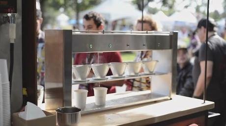 Lanzan una máquina robot capaz de servir café filtrado de calidad en tan solo un minuto.