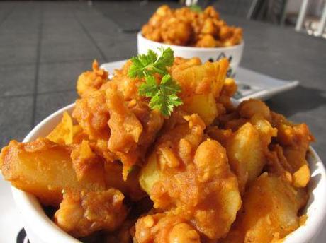 Se trata de un plato muy especiado con un sabor cítrico bastante característico. 