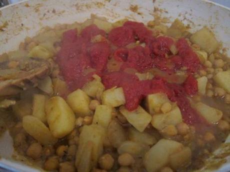 Se trata de un plato muy especiado con un sabor cítrico bastante característico. 