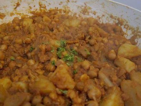 Se trata de un plato muy especiado con un sabor cítrico bastante característico. 