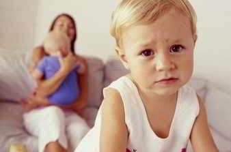 Celos de hermano menor