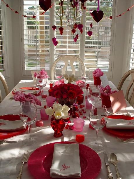 Decoración romántica con corazones y rosas para 14 de febrero