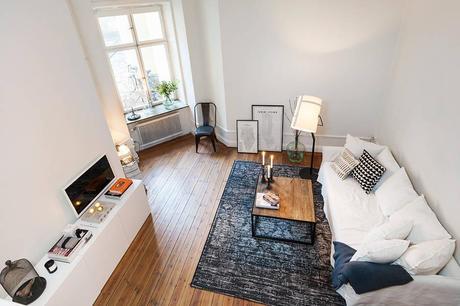 Un apartamento con la cama en un altillo. Un apartamento con la cama en un altillo.