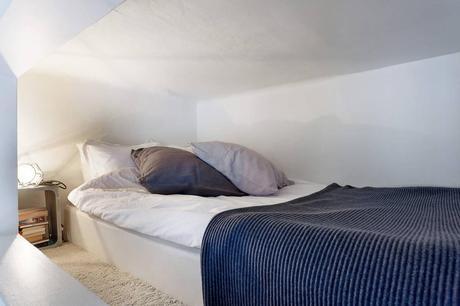 Un apartamento con la cama en un altillo. Un apartamento con la cama en un altillo.