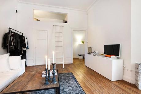 Un apartamento con la cama en un altillo. Un apartamento con la cama en un altillo.