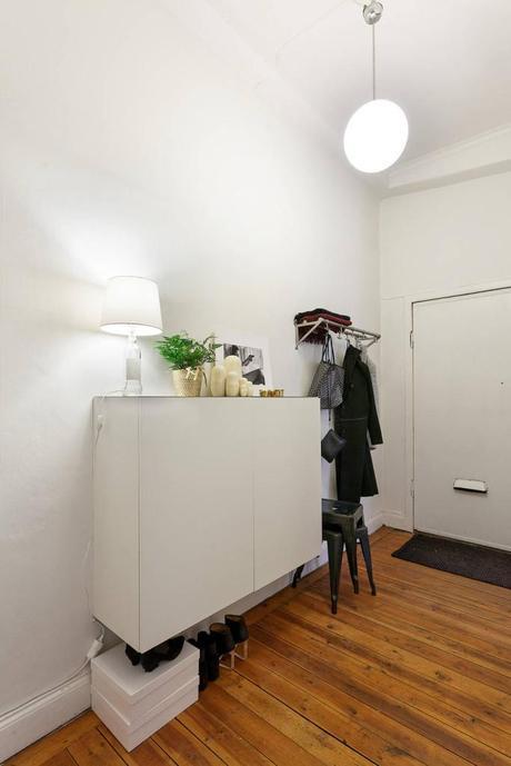 Un apartamento con la cama en un altillo. Un apartamento con la cama en un altillo.