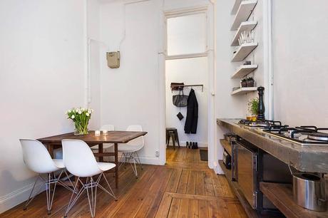 Un apartamento con la cama en un altillo. Un apartamento con la cama en un altillo.