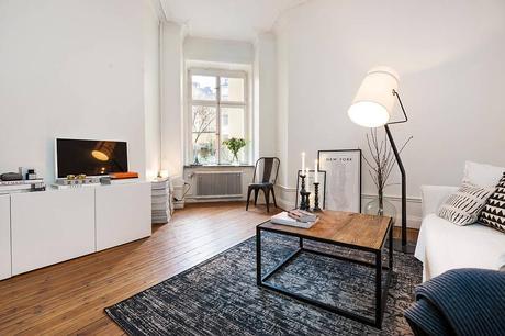 Un apartamento con la cama en un altillo. Un apartamento con la cama en un altillo.