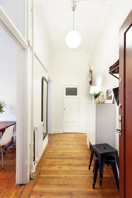 Un apartamento con la cama en un altillo. Un apartamento con la cama en un altillo.