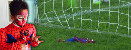 Spider-Man ayuda a ganar partido de futbol