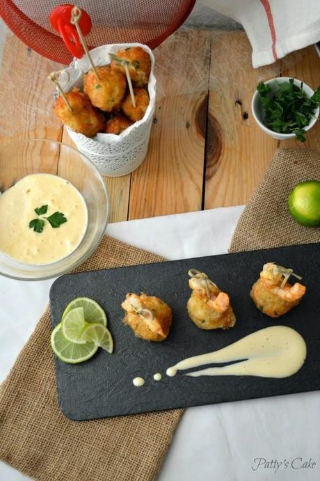 Croquetas de patata y bacalao con salsa alli-oli y langostinos