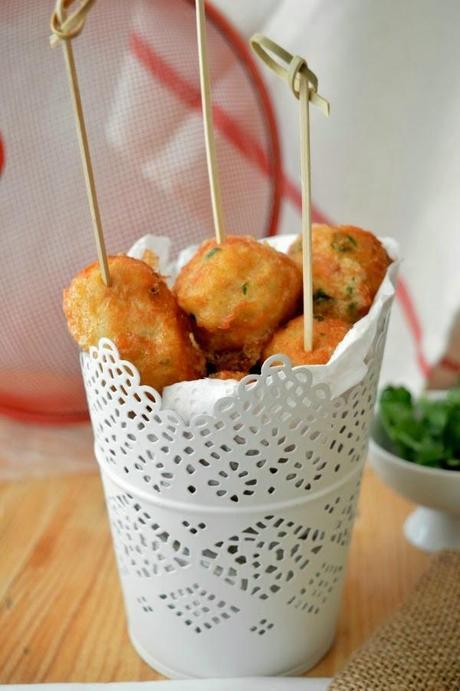 Croquetas de patata y bacalao con salsa alli-oli y langostinos