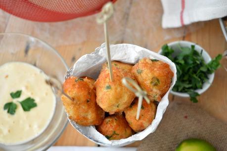 Croquetas de patata y bacalao con salsa alli-oli y langostinos