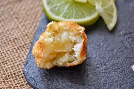 Croquetas de patata y bacalao con salsa alli-oli y langostinos