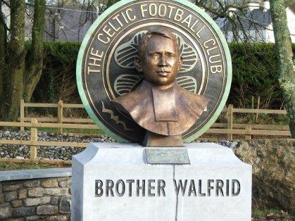 Estatua en honor al hermano Walfrid, fundador del Glasgow Celtic FC