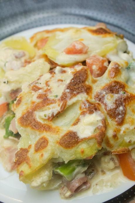 Pastel de patata relleno de verduras y jamón a la carbonara