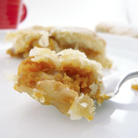 Rollo de hojaldre con calabaza asada, canela y nueces {Tikvenik, Bulgaria}