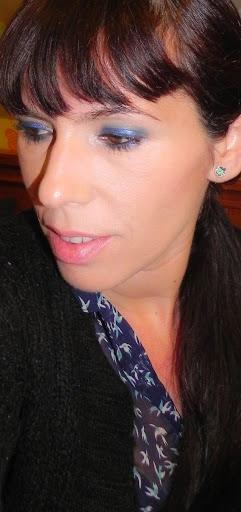 Azul intenso para una camisa estampada (Look & outfit)