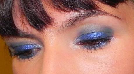 Azul intenso para una camisa estampada (Look & outfit)