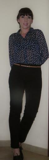 Azul intenso para una camisa estampada (Look & outfit)