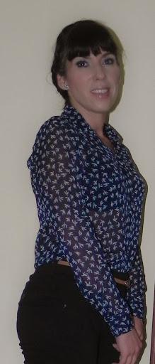 Azul intenso para una camisa estampada (Look & outfit)