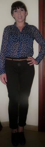 Azul intenso para una camisa estampada (Look & outfit)