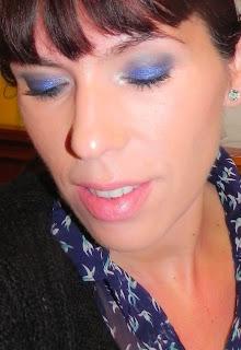 Azul intenso para una camisa estampada (Look & outfit)