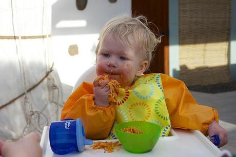 Bebé comiendo con las manos