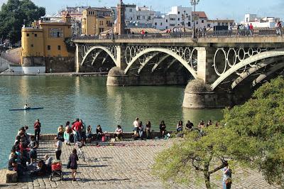 Tejiendo la Ciudad en el Puente de Triana. Sevilla Octubre 2013