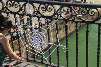 Tejiendo la Ciudad en el Puente de Triana. Sevilla Octubre 2013