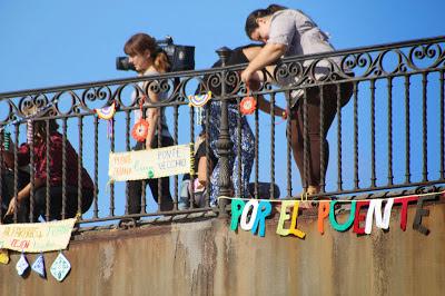 Tejiendo la Ciudad en el Puente de Triana. Sevilla Octubre 2013